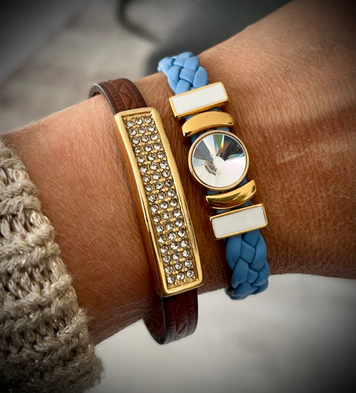 Blått armbånd med gull