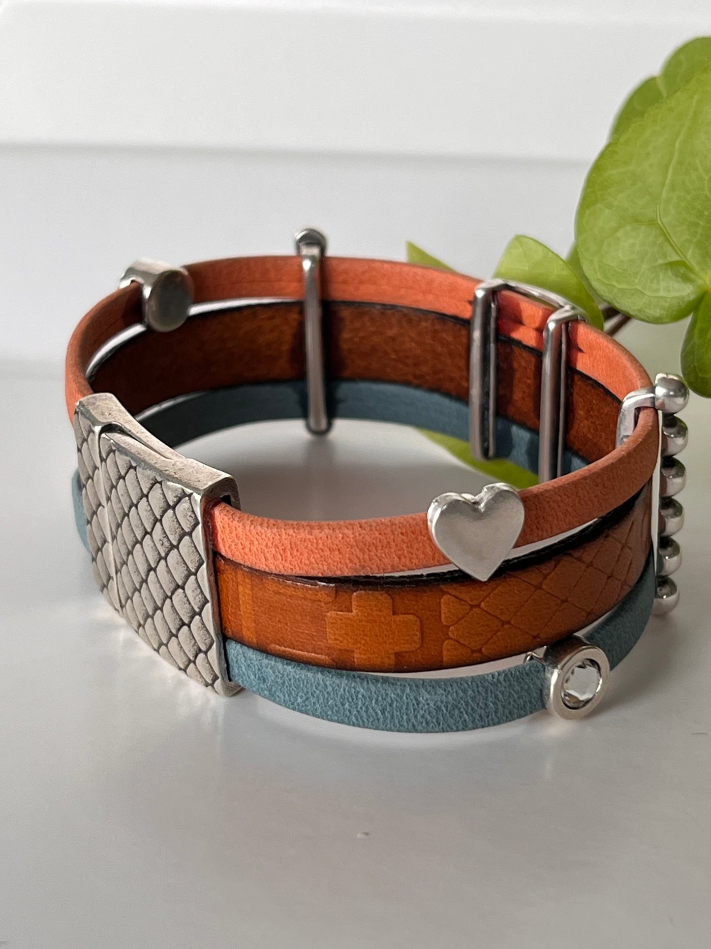 Tre raders armbånd i lær og sølvdetaljer