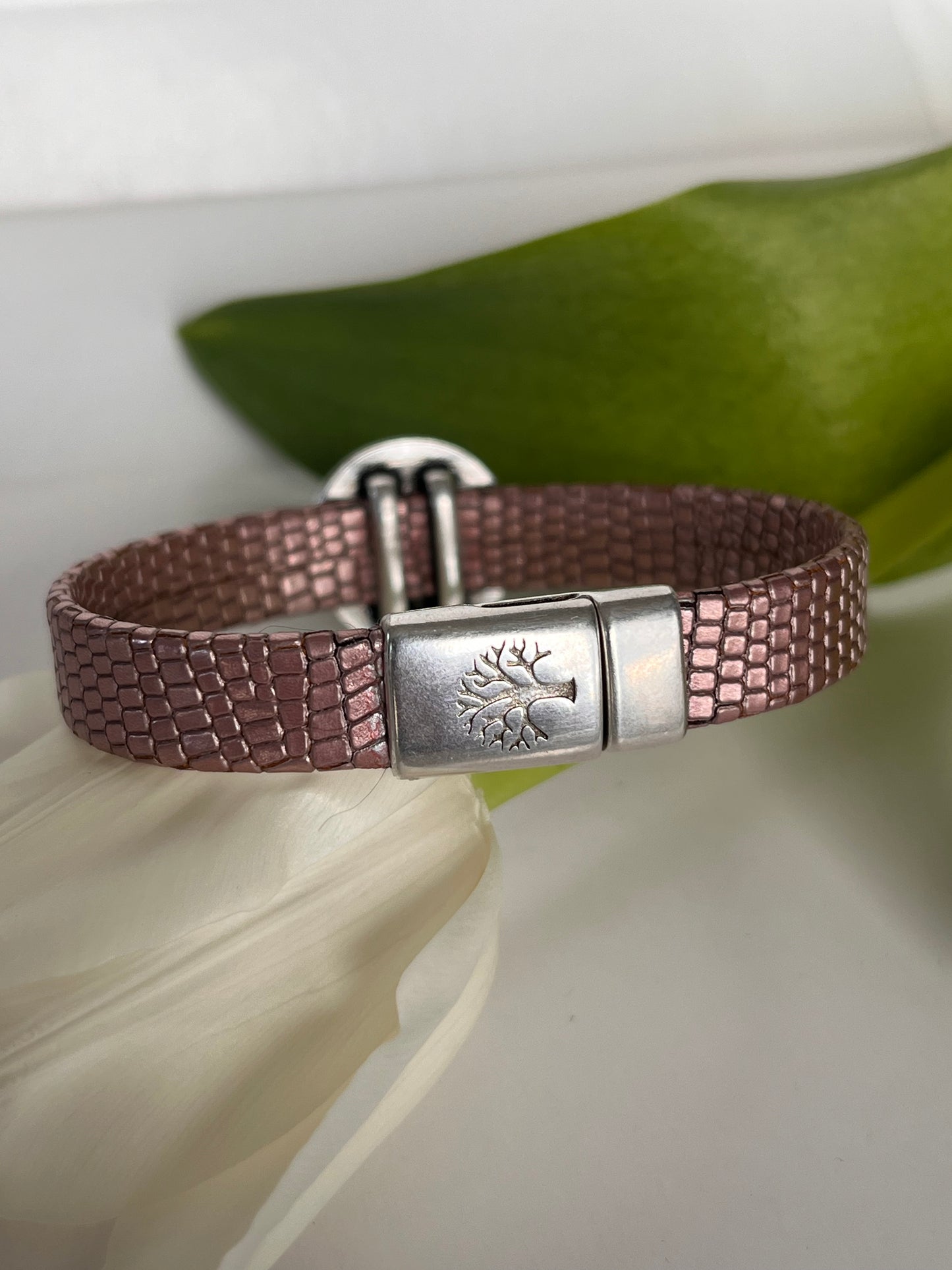 Rosa metallic armbånd med magnetlås. Sølvdetaljer