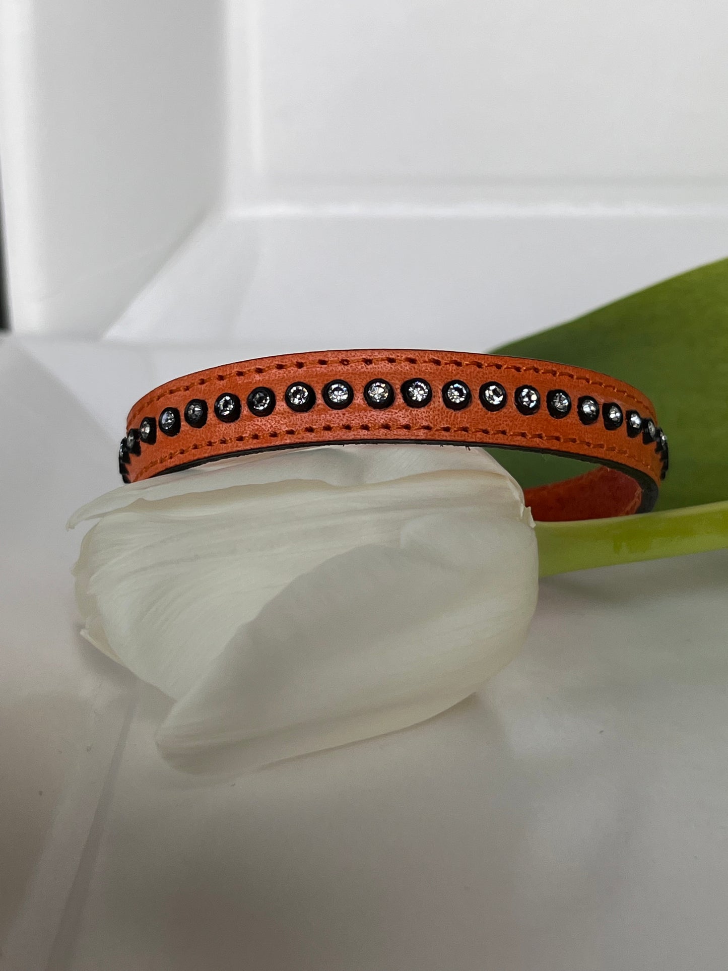 Cognaq-farget armbånd med magnetlås