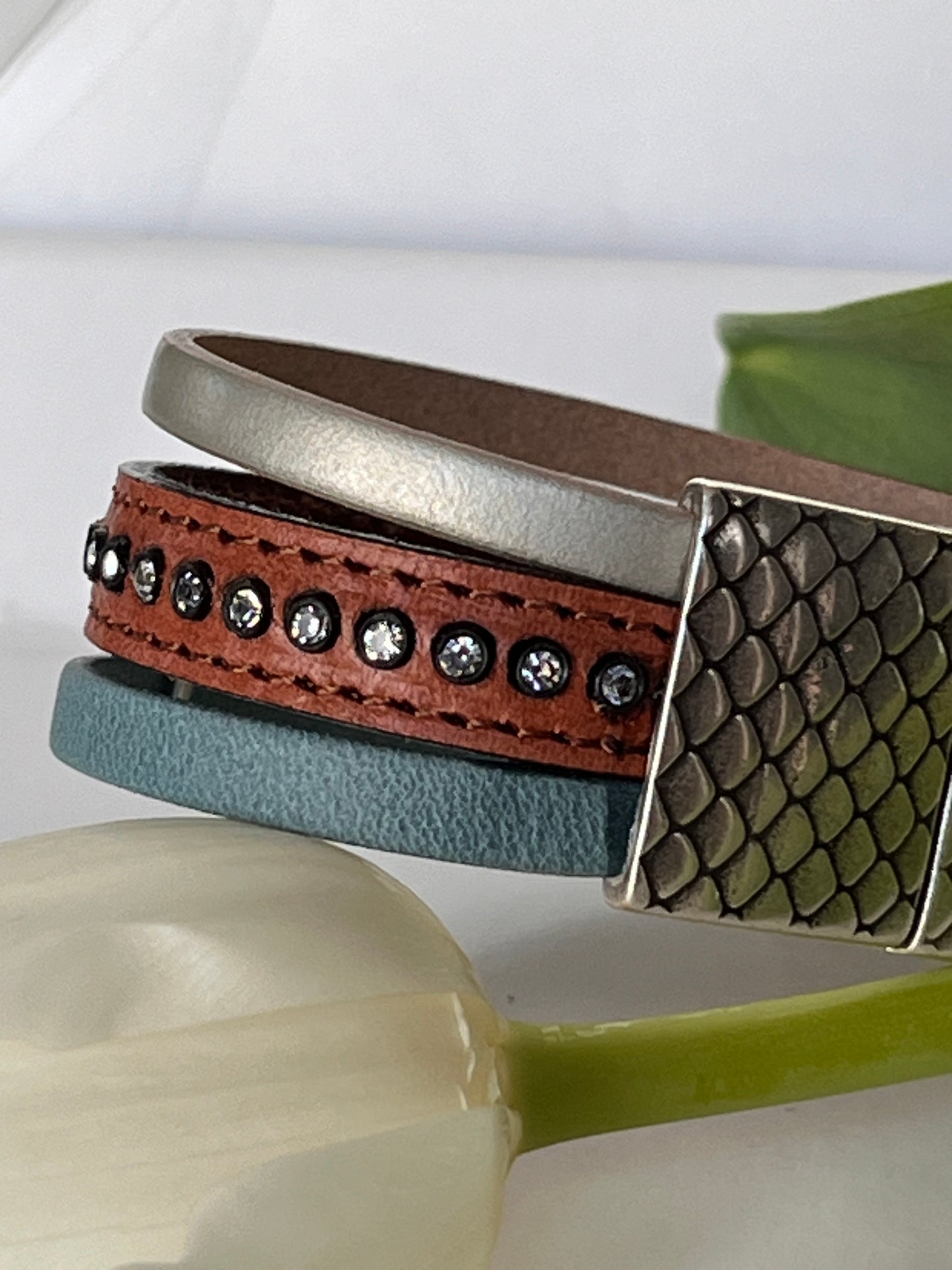 3 raders armbånd i lær med solid magnetlås