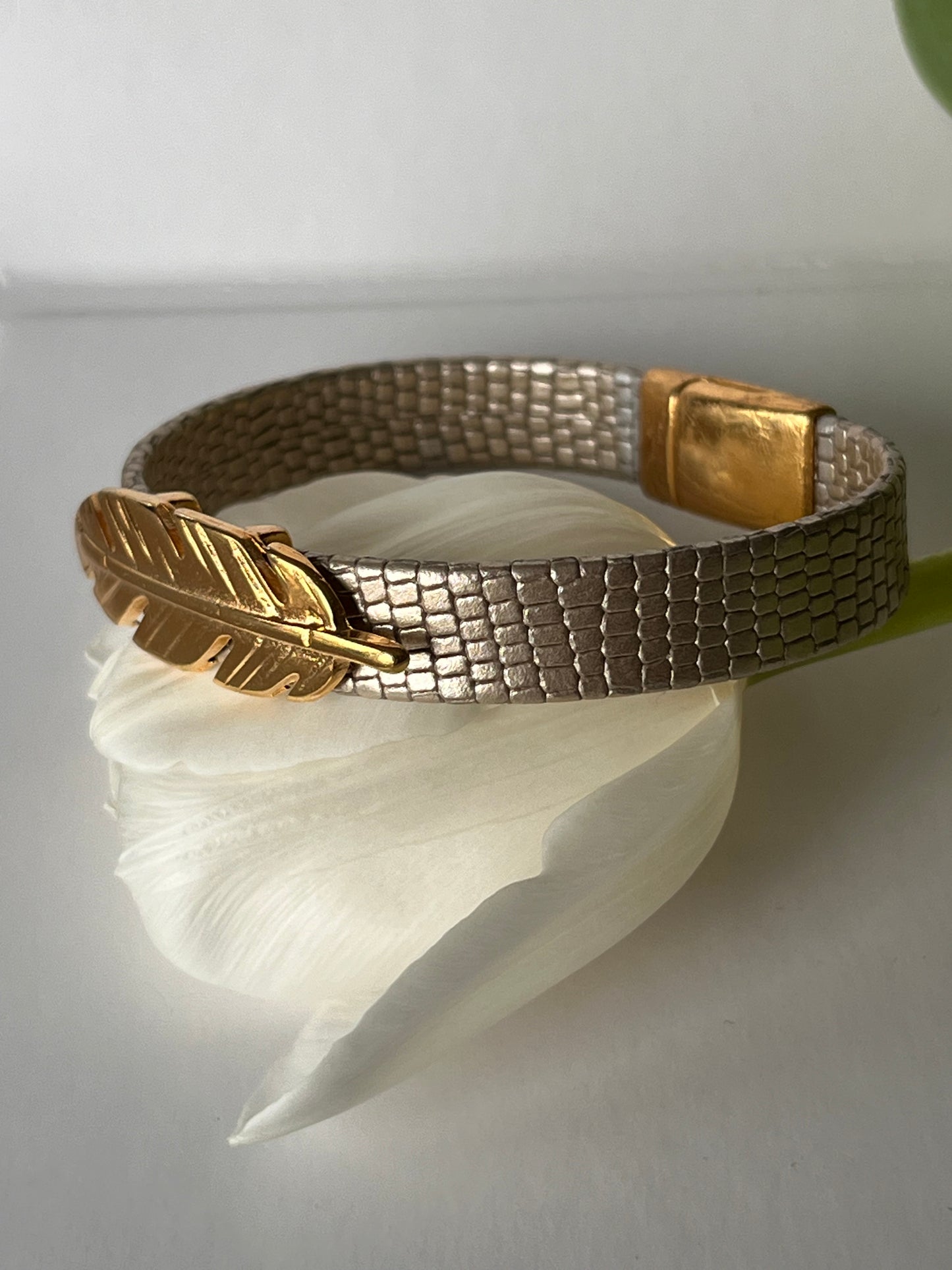 Rosa metallic reim og gullfjær