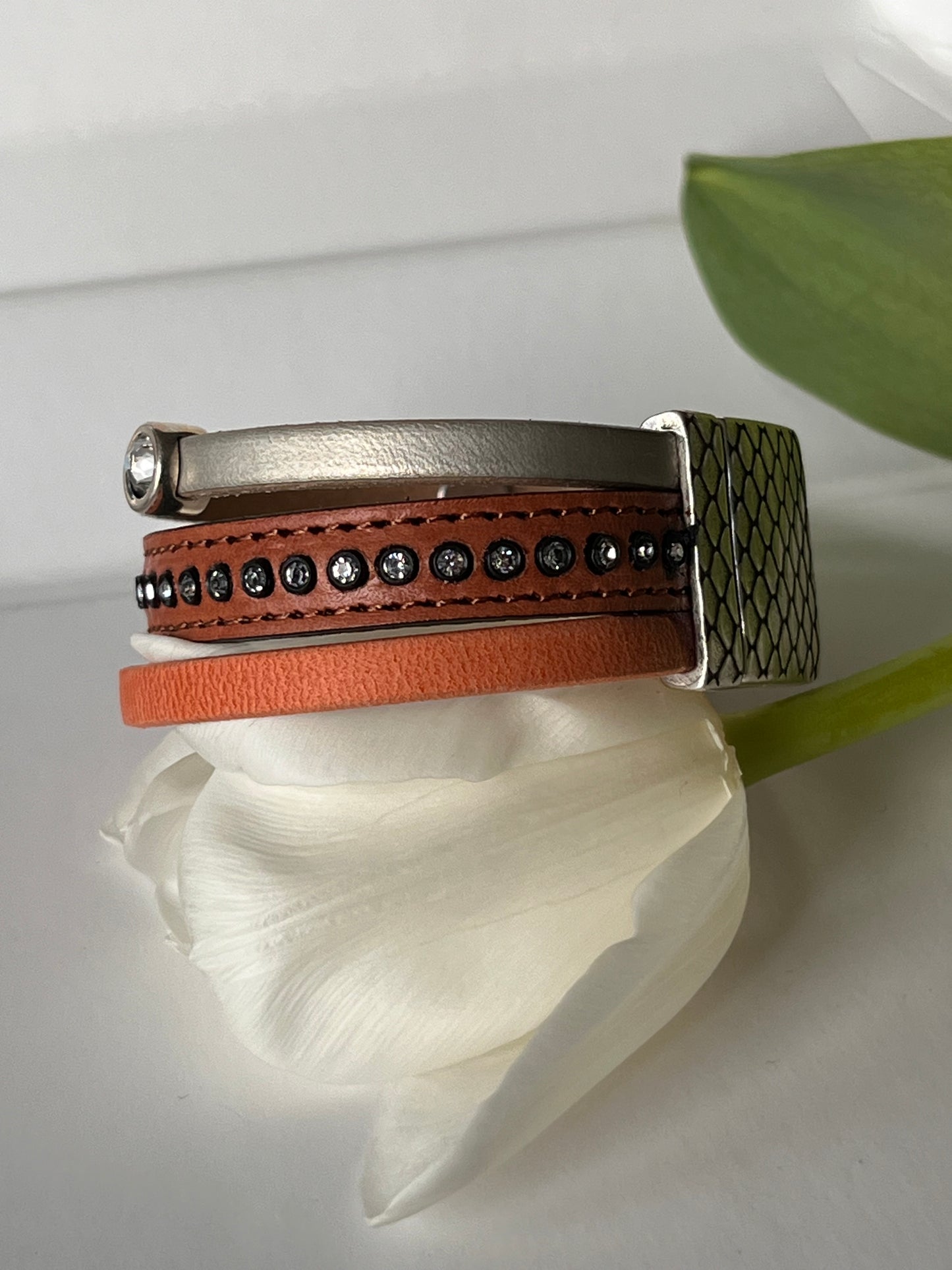 3-raders armbånd i gull, cognaq og orange