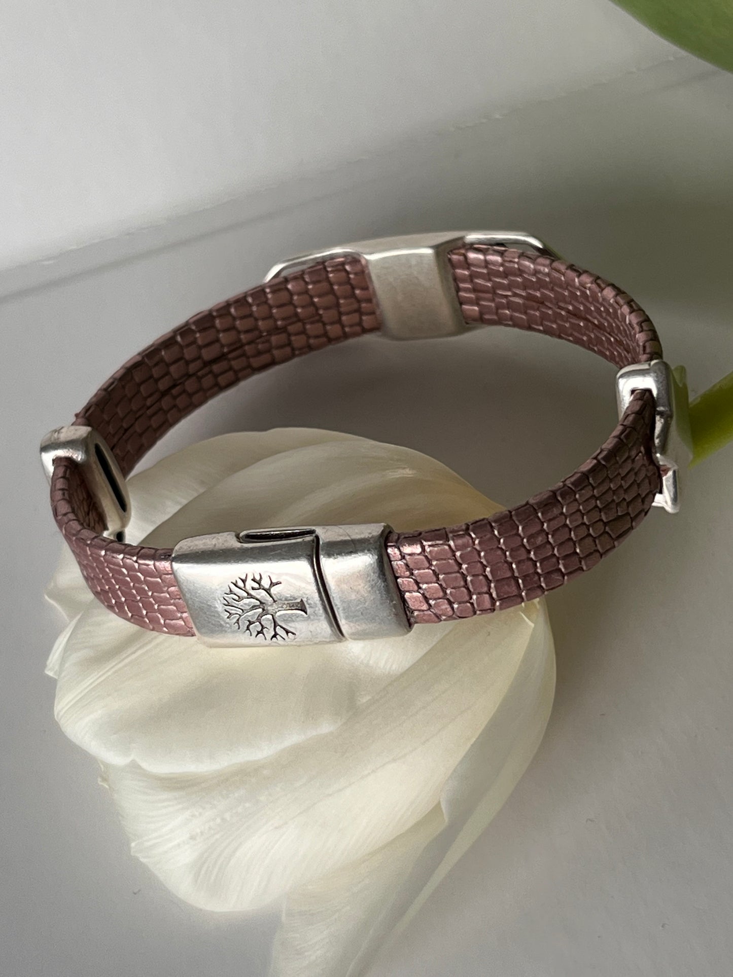 Rosa metallic armbånd med sølvdetaljer og magnetlås