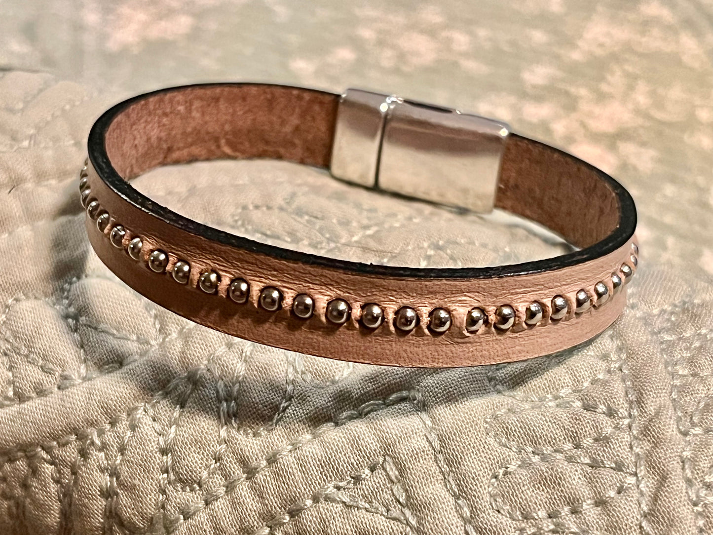 Nude armbånd med studslenke