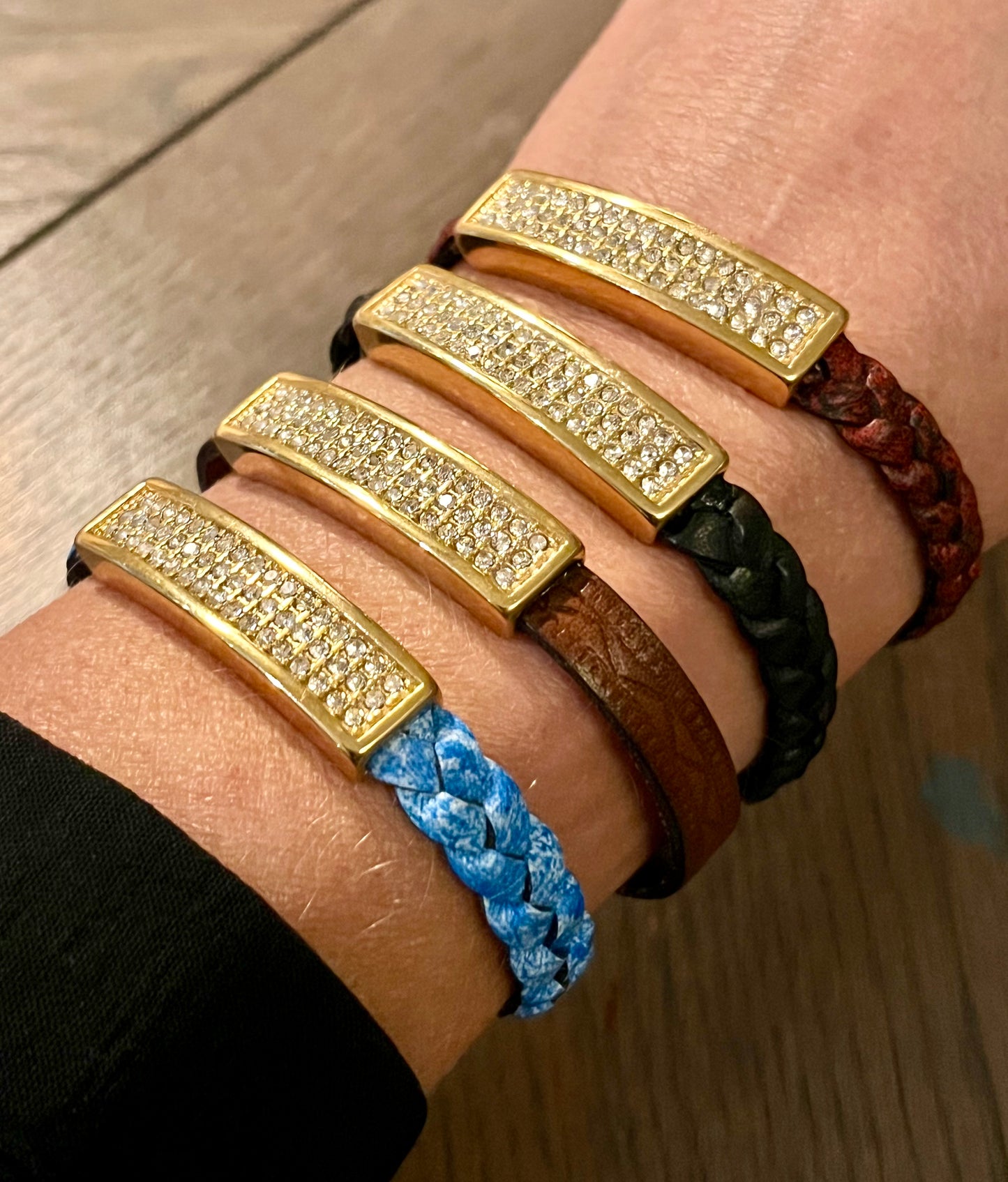 Armbånd i lær og gull