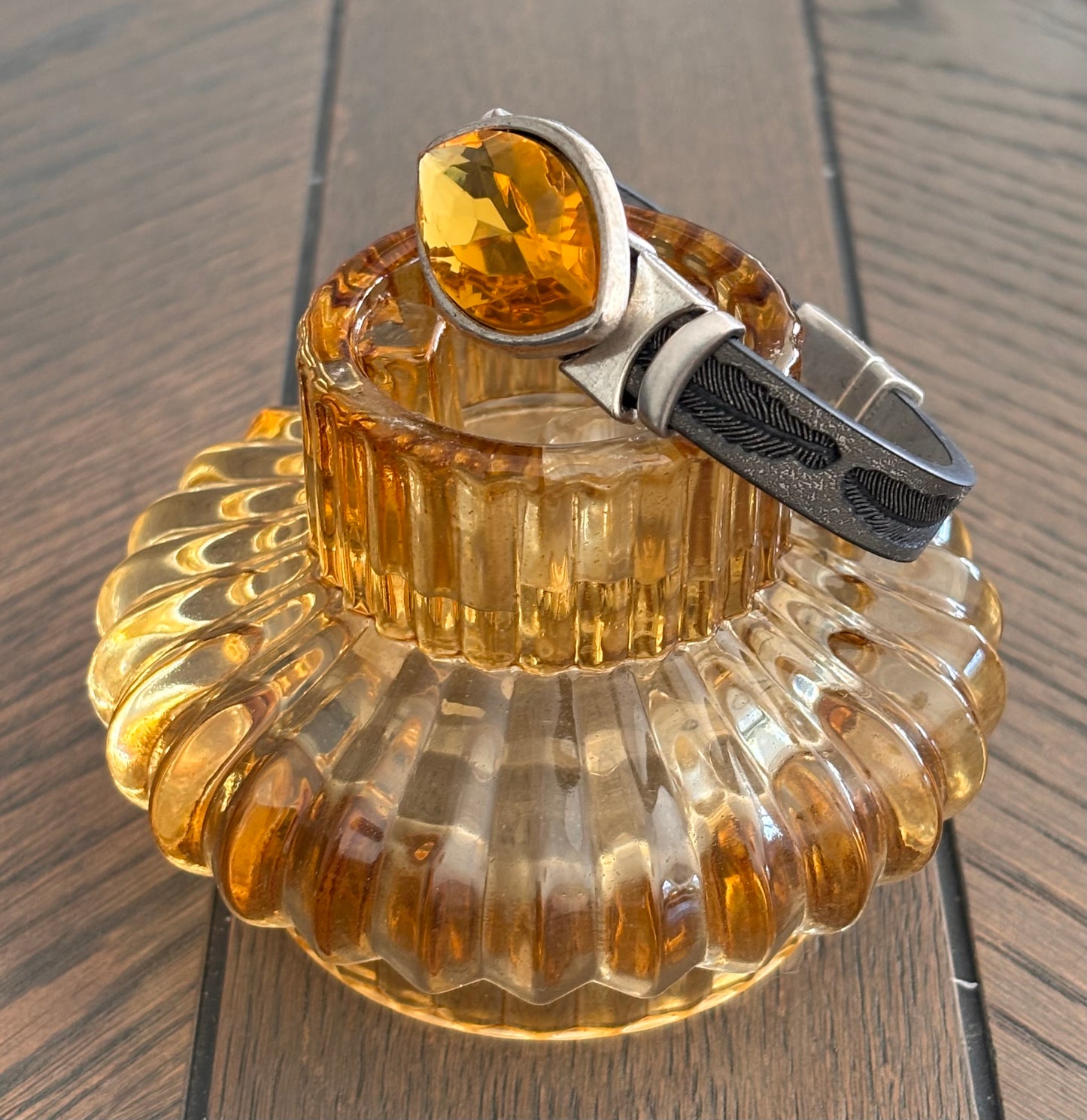 Grått armbånd med stort, gult anheng 🤩