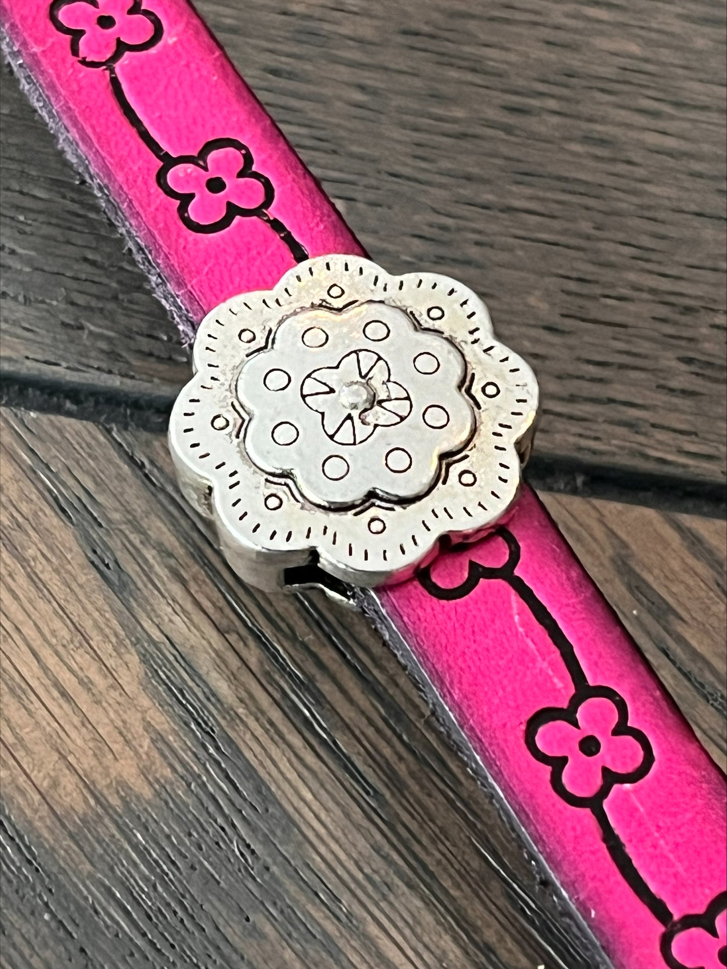 Armbånd i ceriserosa med sølvdetaljer