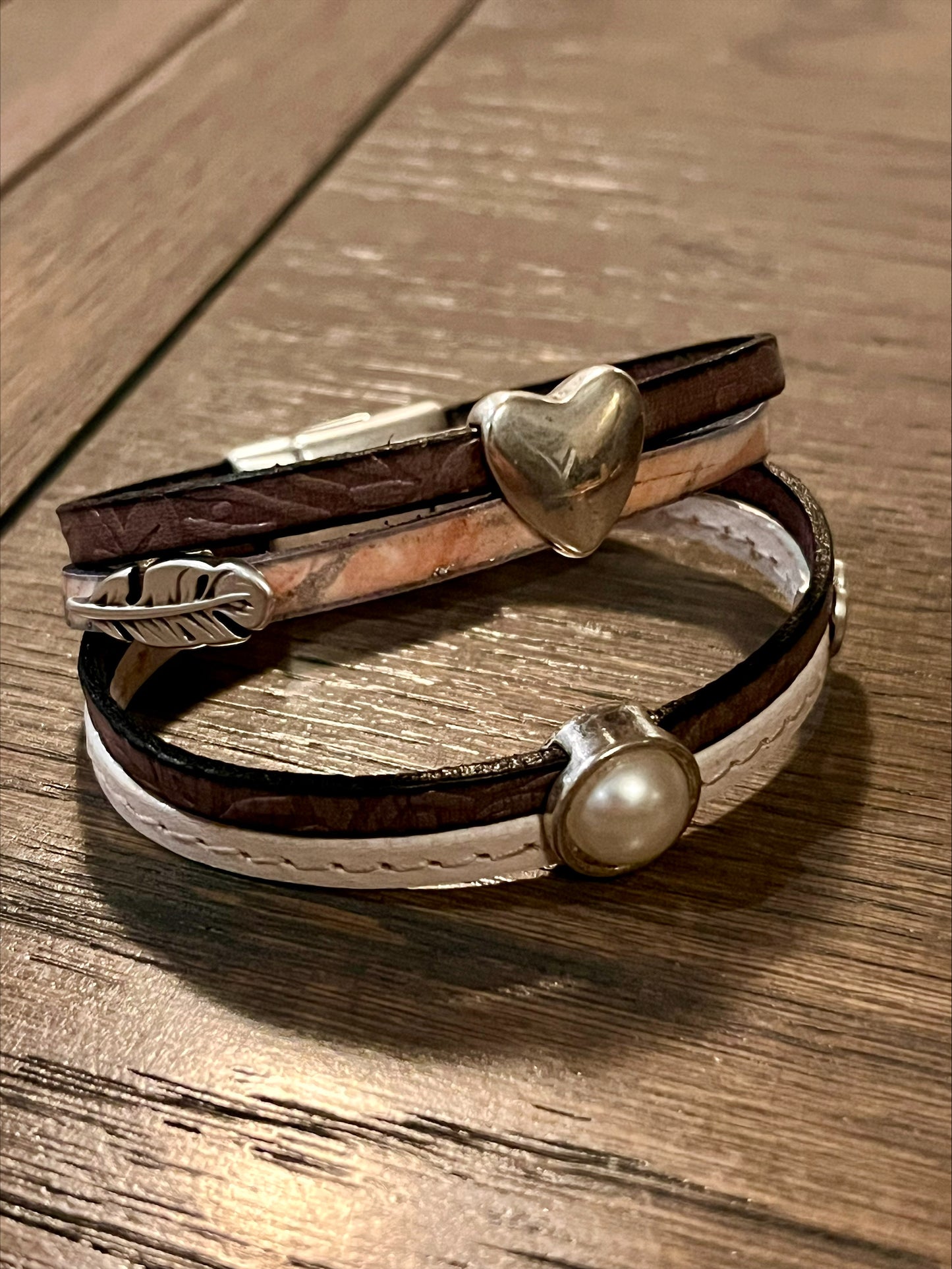 Armbånd med to rader i grått og hvitt