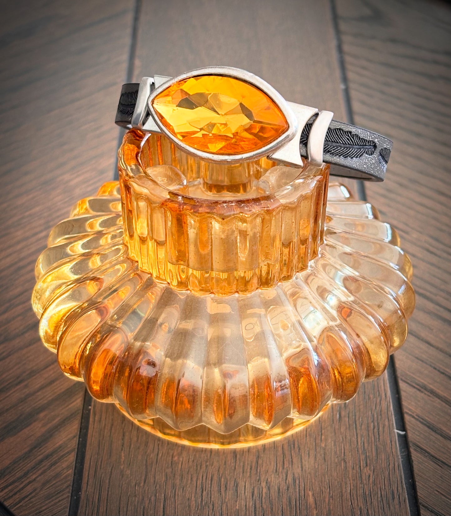 Grått armbånd med stort, gult anheng 🤩