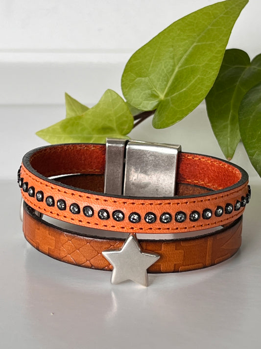 To rader med orange og cognaq-farget lær