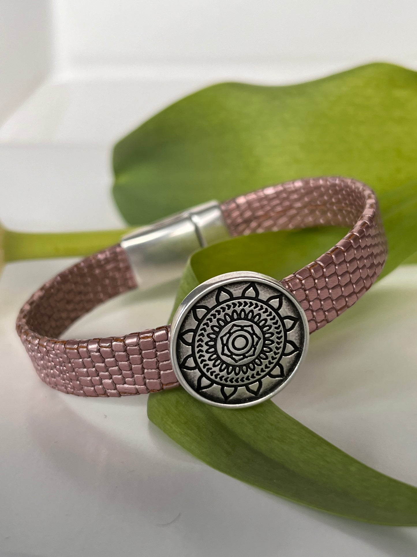 Rosa metallic armbånd med magnetlås. Sølvdetaljer