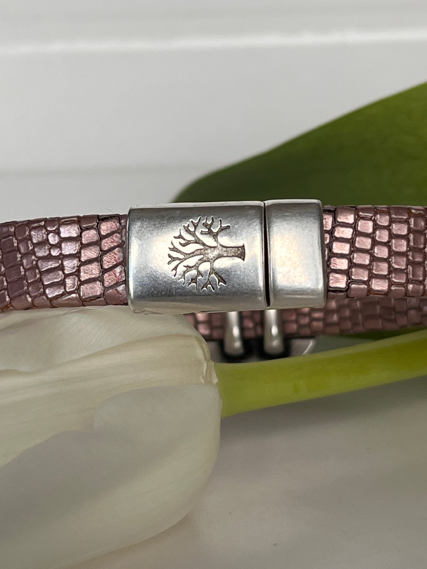 Rosa metallic armbånd med magnetlås. Sølvdetaljer