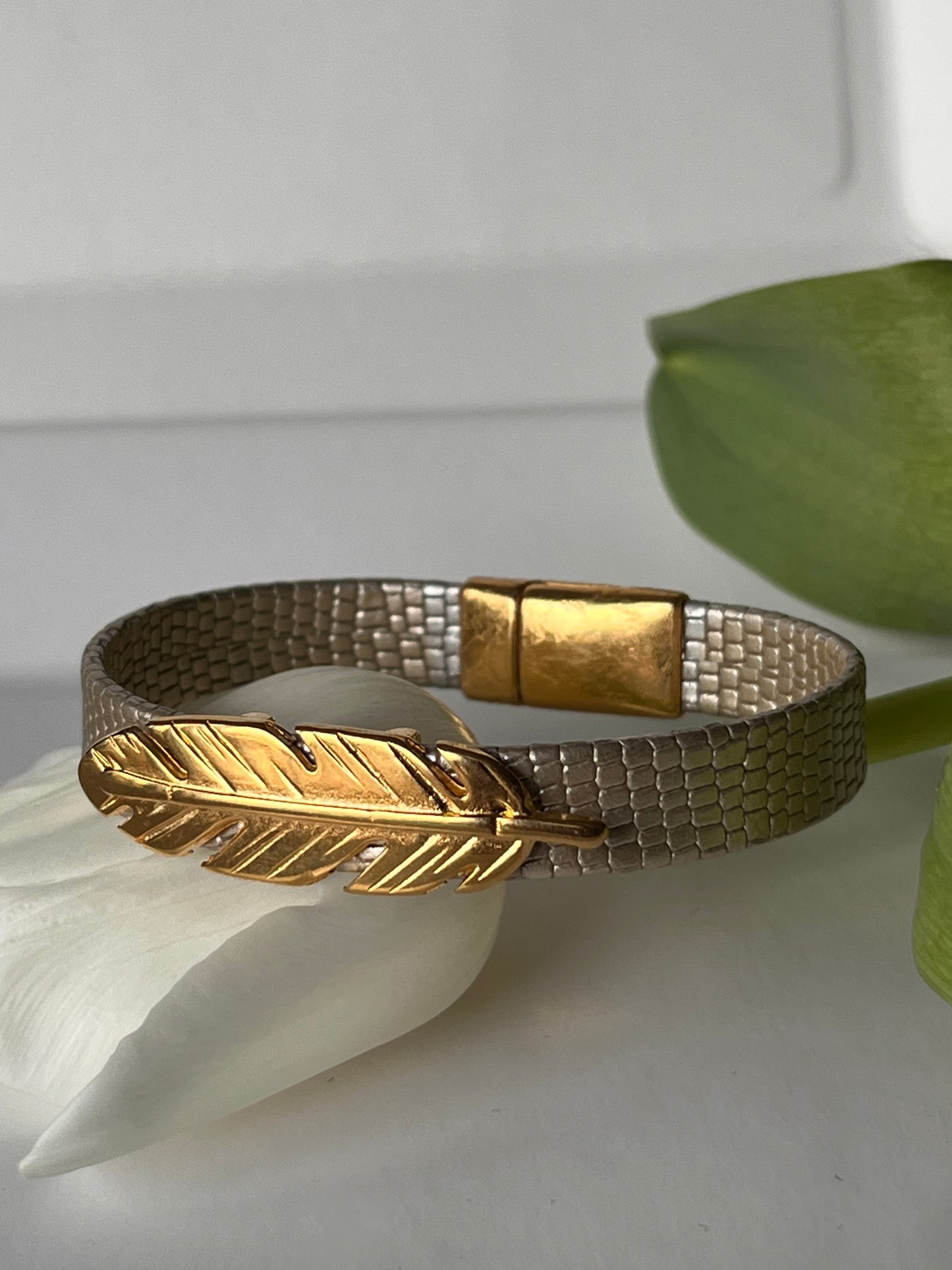 Rosa metallic reim og gullfjær