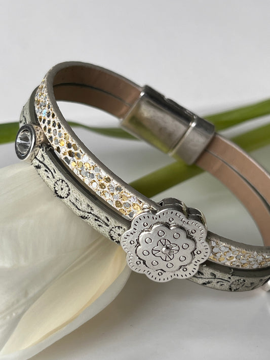 To raders armånd i grønt og bling med sølvdetaljer