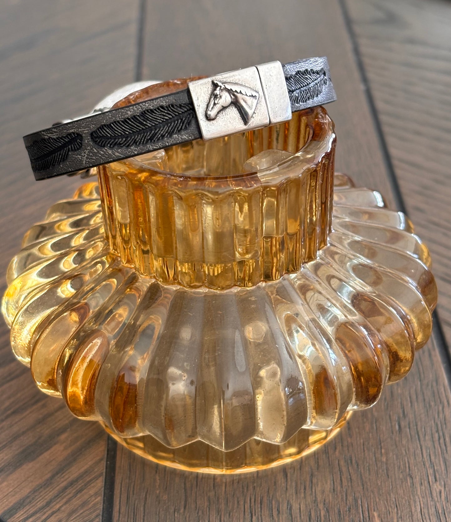 Grått armbånd med stort, gult anheng 🤩